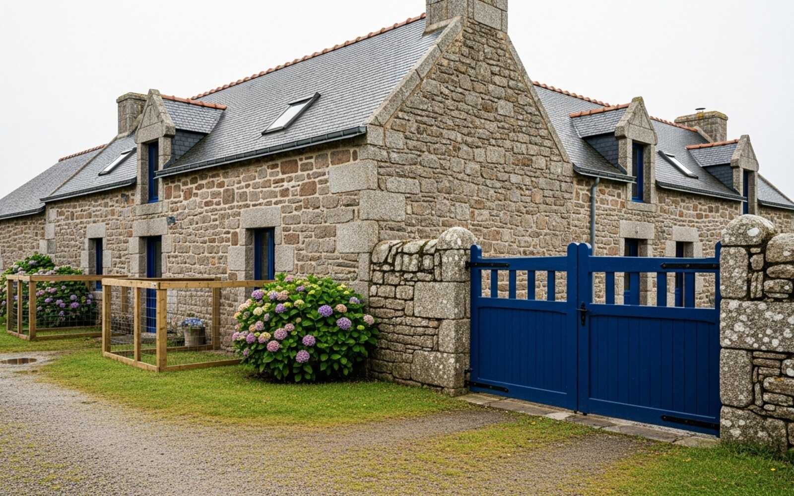 La longère de Kervella et ses enclos, au pied des Monts d'Arrée